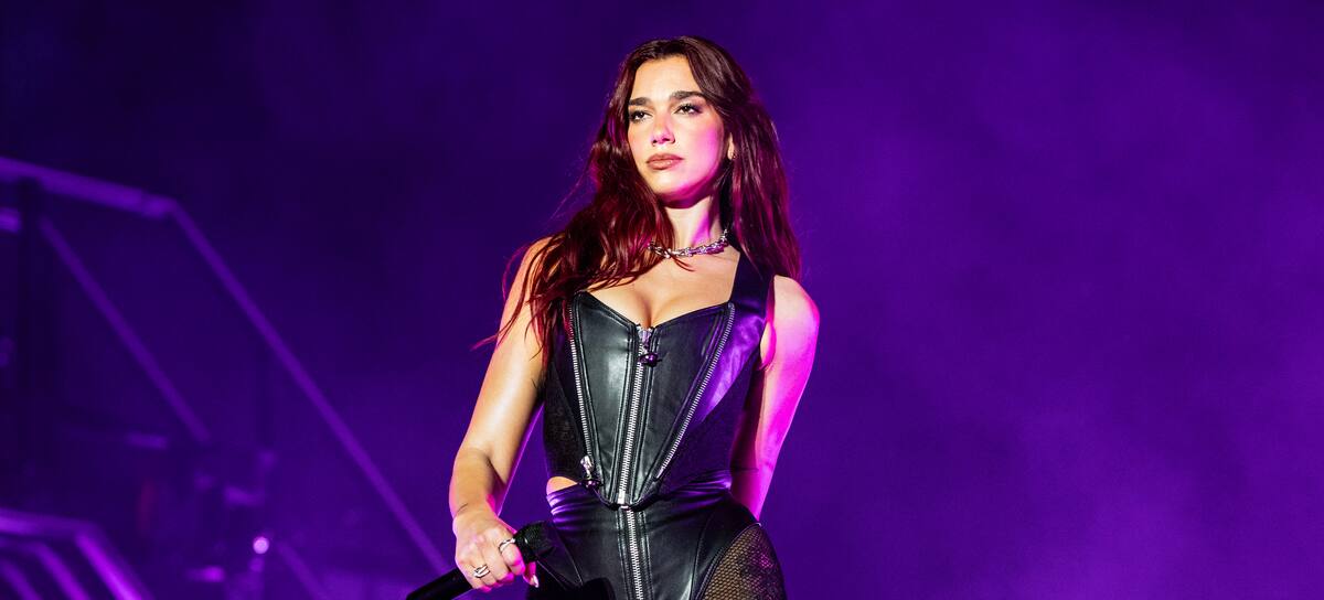 Dua Lipa anuncia colaboración con una banda de K-Pop emergente.