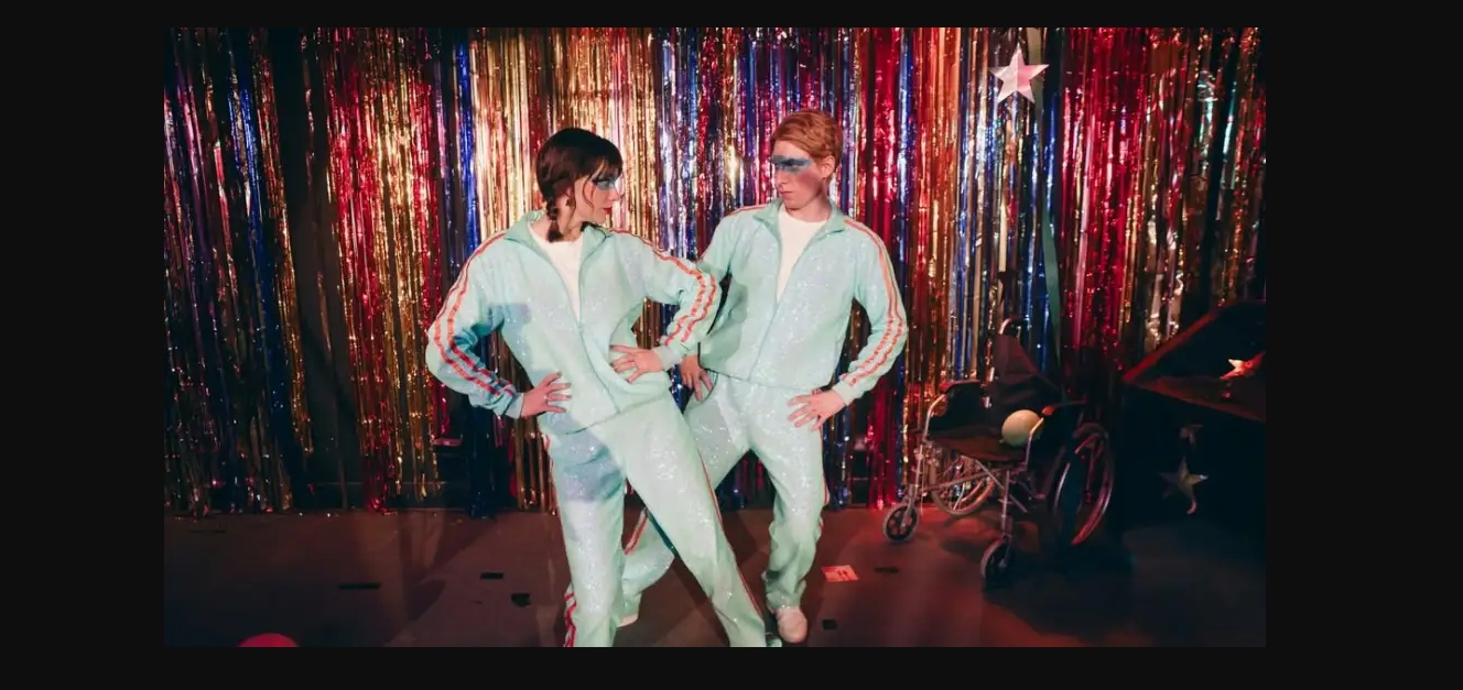 Taylor Swift convierte el sillón rojo de Graham Norton en un desfile de cameos para el video de “Opalite”