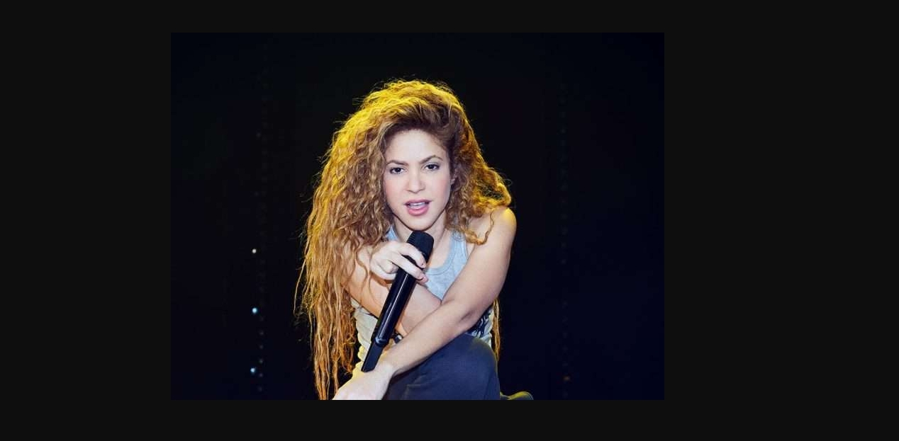 Shakira tatúa a Beéle durante la grabación de un videoclip