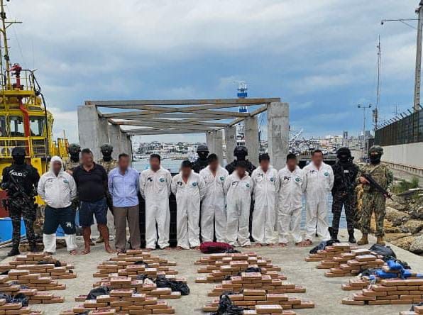 En altamar la Policía Nacional del Ecuador incautó más de media tonelada de cocaína