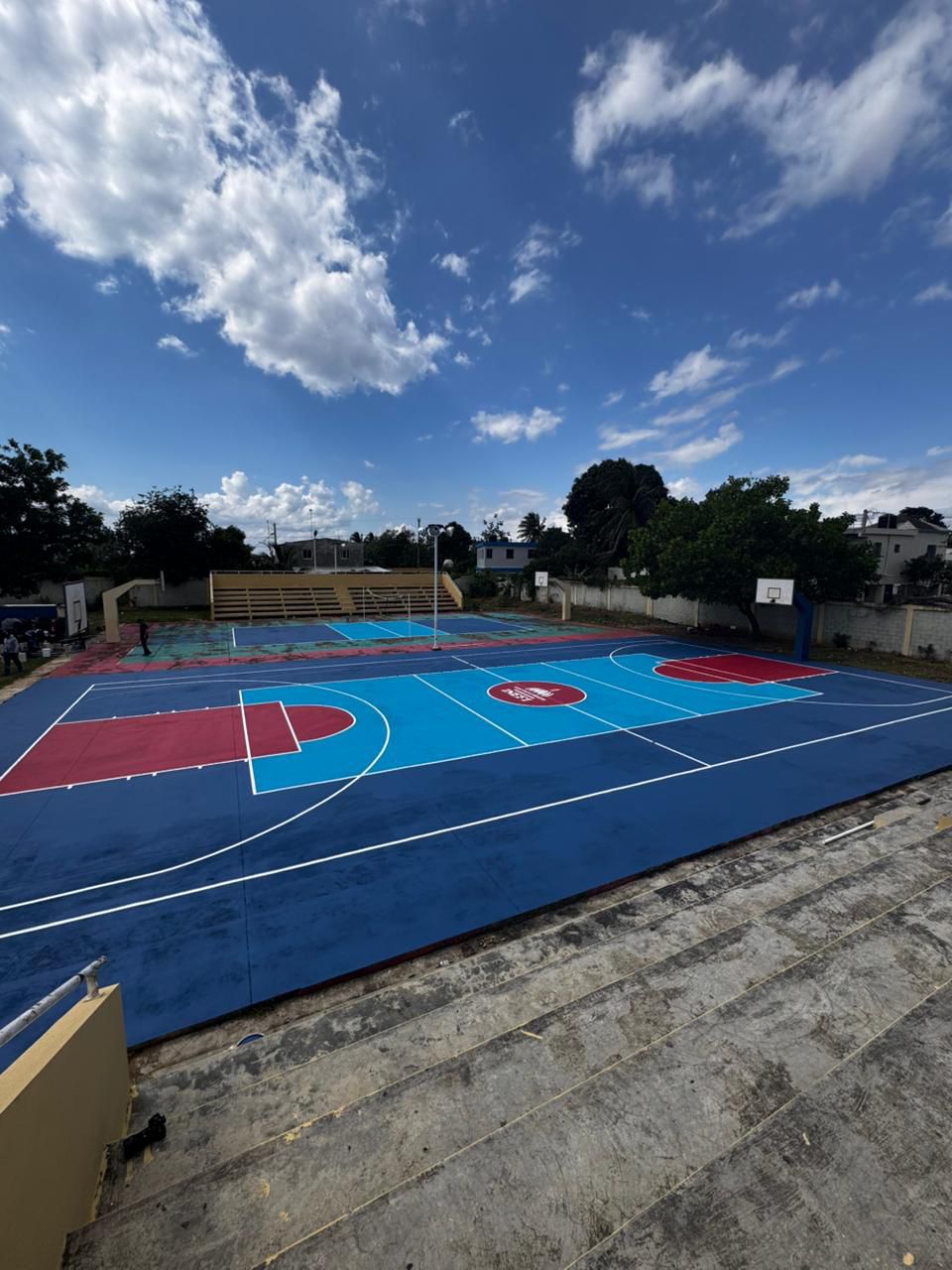 INEFI entrega canchas remozadas en Escuela Lorenzo Burgos