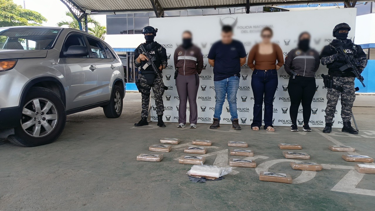 Policia de Ecuador detuvo a un hombre y una mujer con 17 bloques de cocaína