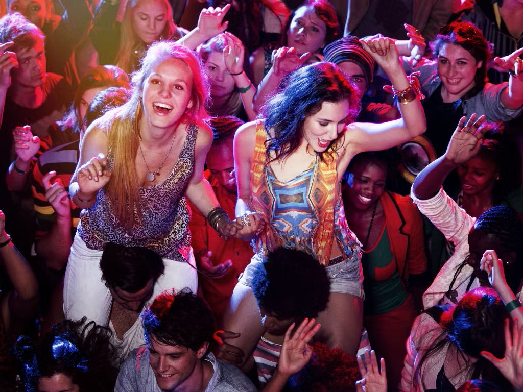 Según estudio, las salidas con amigos amenaza la estabilidad financiera de los millennials y la Generación Z