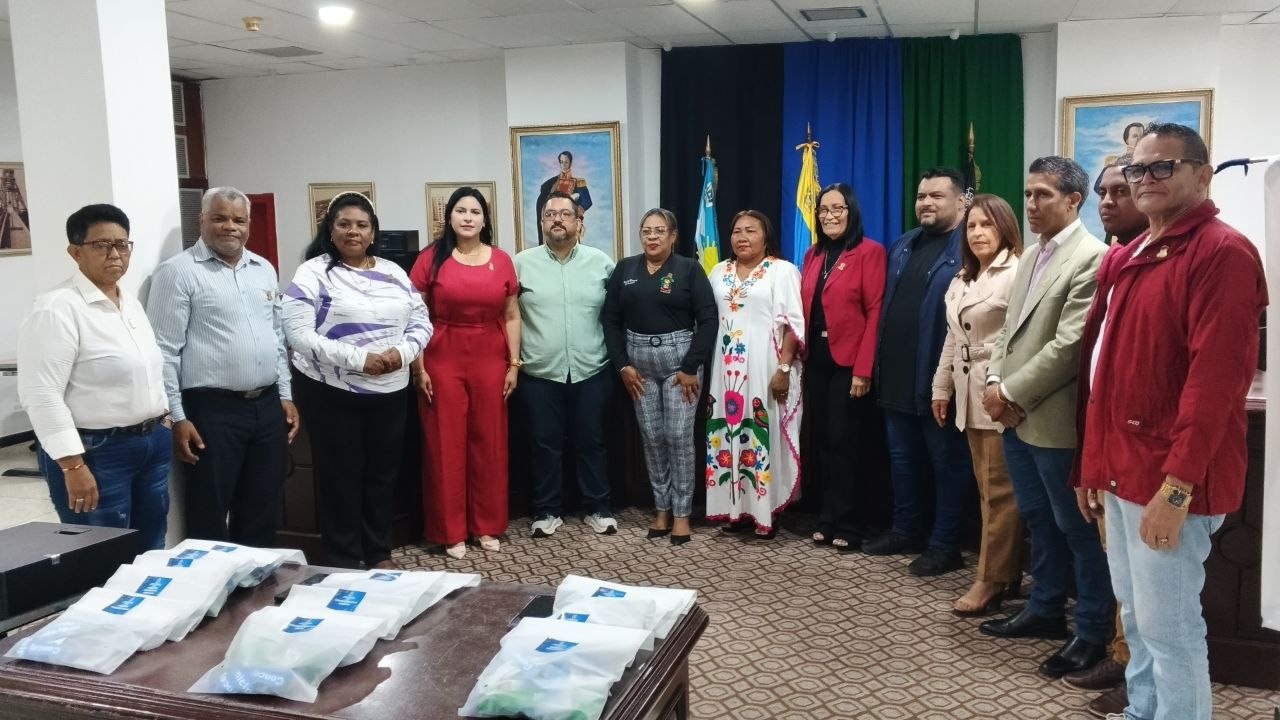 Concejo municipal de Lagunillas refuerza la identidad institucional de su personal, a través de la entrega de Identificaciones oficiales