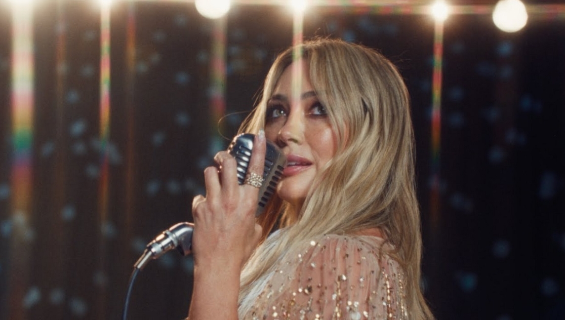 De icono juvenil a voz de una generación: El regreso de Hilary Duff al pop introspectivo