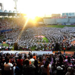 La ciudad de Barquisimeto se vistió de gala para conmemorar el 50° aniversario del Sistema Nacional de Orquestas y Coros Juveniles e Infantiles de Venezuela, núcleo Lara. El Estadio Antonio Herrera Gutiérrez fue el escenario de un encuentro histórico que congregó a 6.000 músicos en escena.