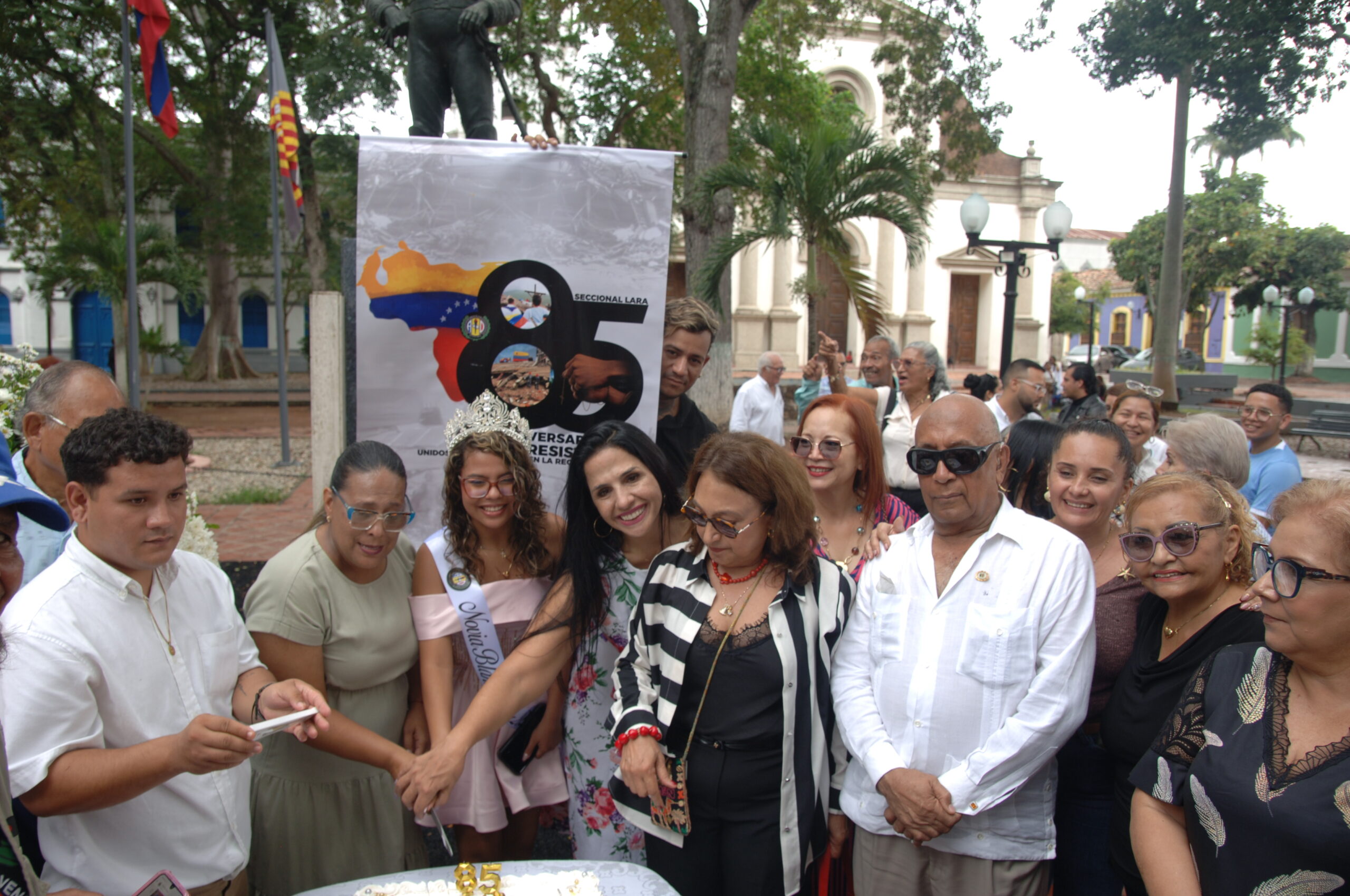 Dirigencia de AD rinde homenaje a las víctimas del terremoto y reconoce a la prensa en su 85.° aniversario