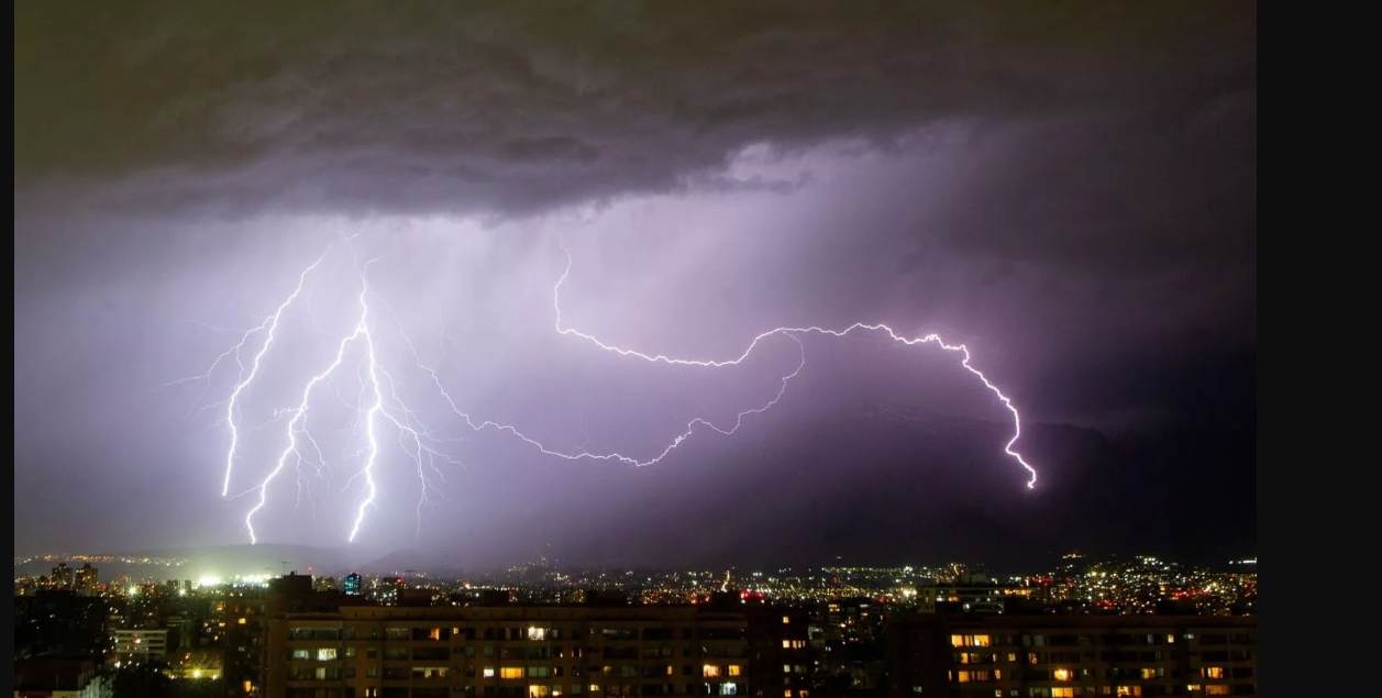 Alerta por probables tormentas eléctricas en 9 regiones de Chile