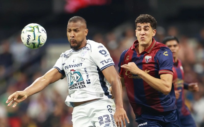 Salomón Rondón anota en el triunfo del Pachuca sobre Atlante en partido de la octava jornada del torneo de Apertura