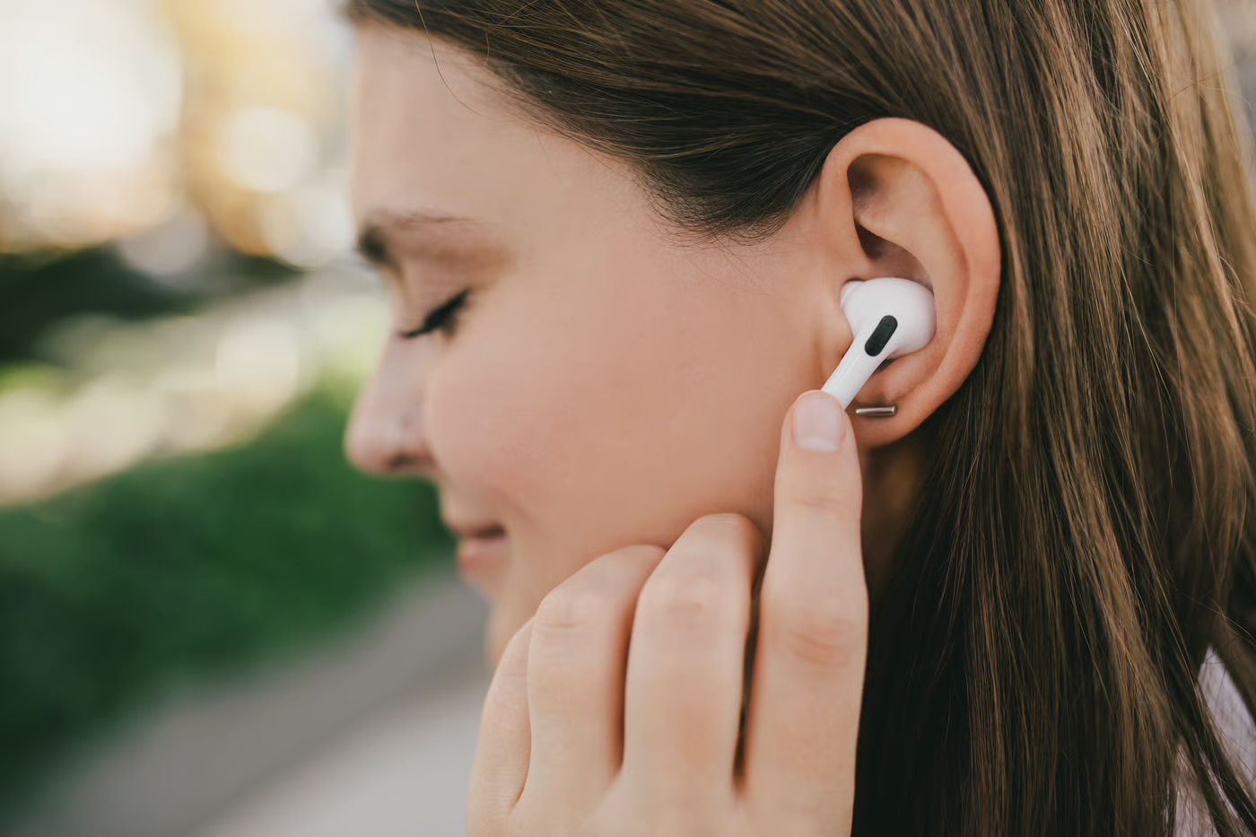 Especialistas advierten que 30 minutos de auriculares a volumen máximo pueden causar sordera permanente