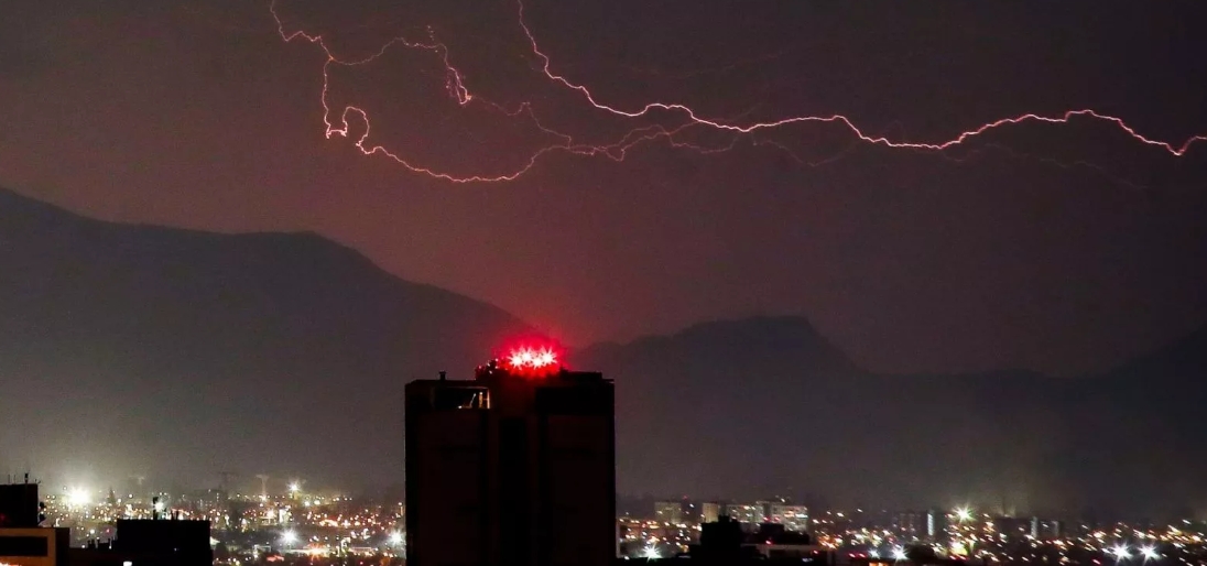 Tormentas eléctricas en Santiago: a qué hora comenzarían las lluvias este viernes