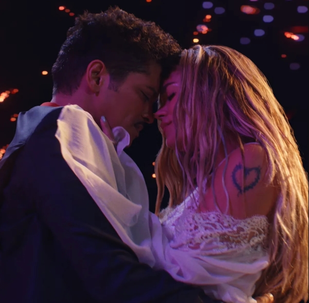 Bruno Mars invita a Karol G a bailar en nuevo video de ‘Dance With Me’