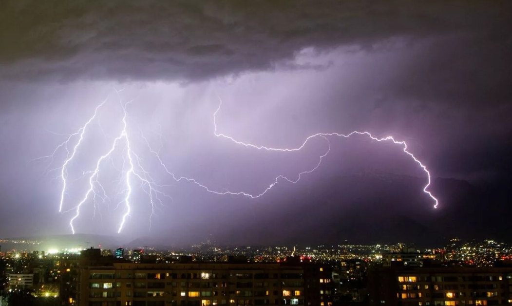 Tormentas eléctricas masivas: Dirección Meteorológica advierte por fenómeno en 7 regiones