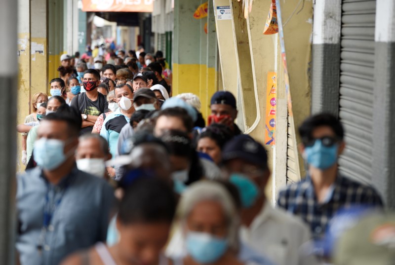 Foto de archivo. Gente hace cola para cobrar su pensión mensual antes de un toque de queda impuesto por el gobierno para prevenir la propagación de la enfermedad por coronavirus (COVID-19), en Guayaquil, Ecuador.