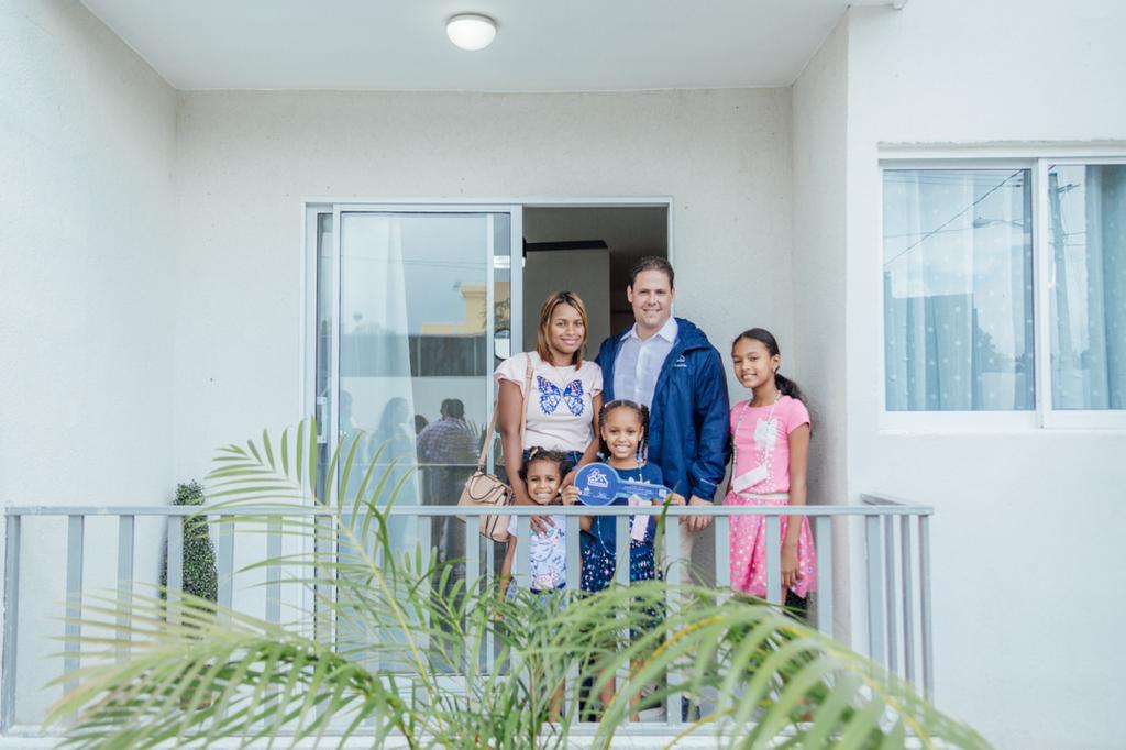 MINISTRO JUNTO A FAMILIA EN APARTAMENTO