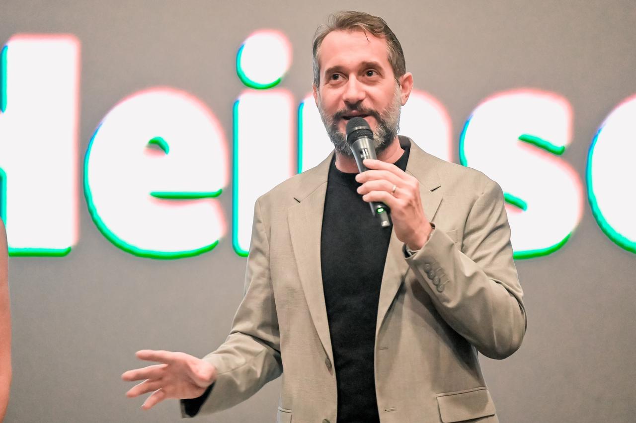 Carlos Sánchez estrena documental “El humor en los tiempos del COVID ...