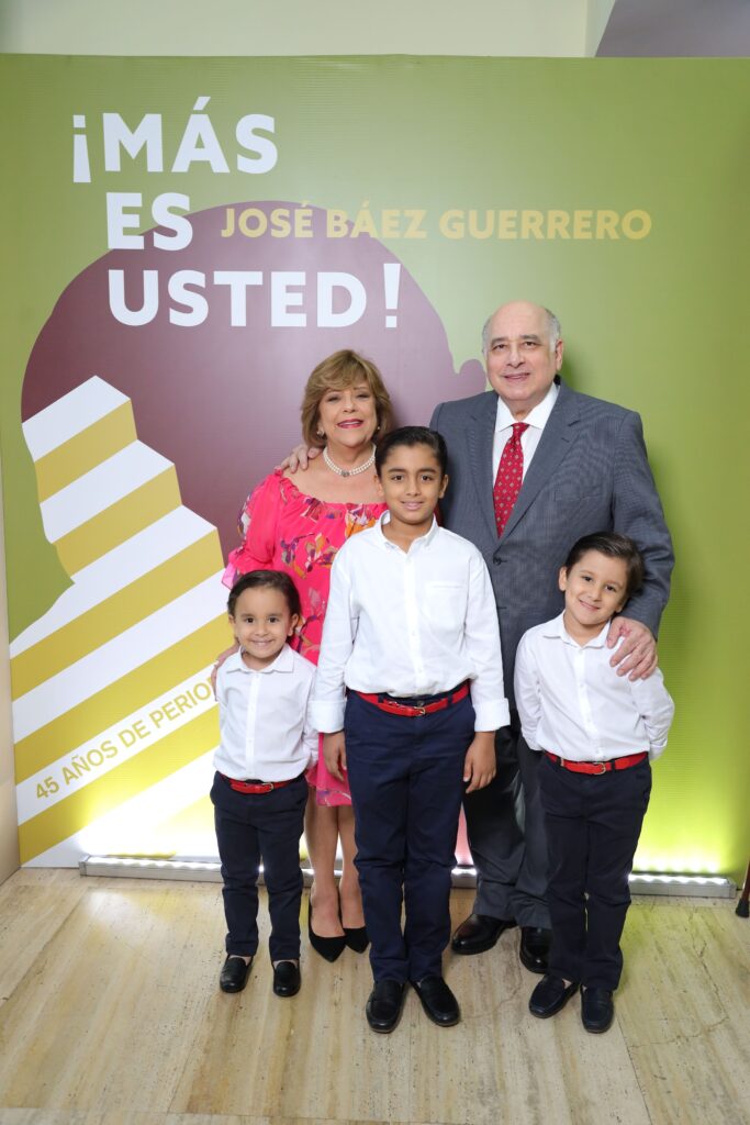 Foto 2 Patricia Delgado de Baìez y Joseì Baìez Guerrero junto a sus nietos