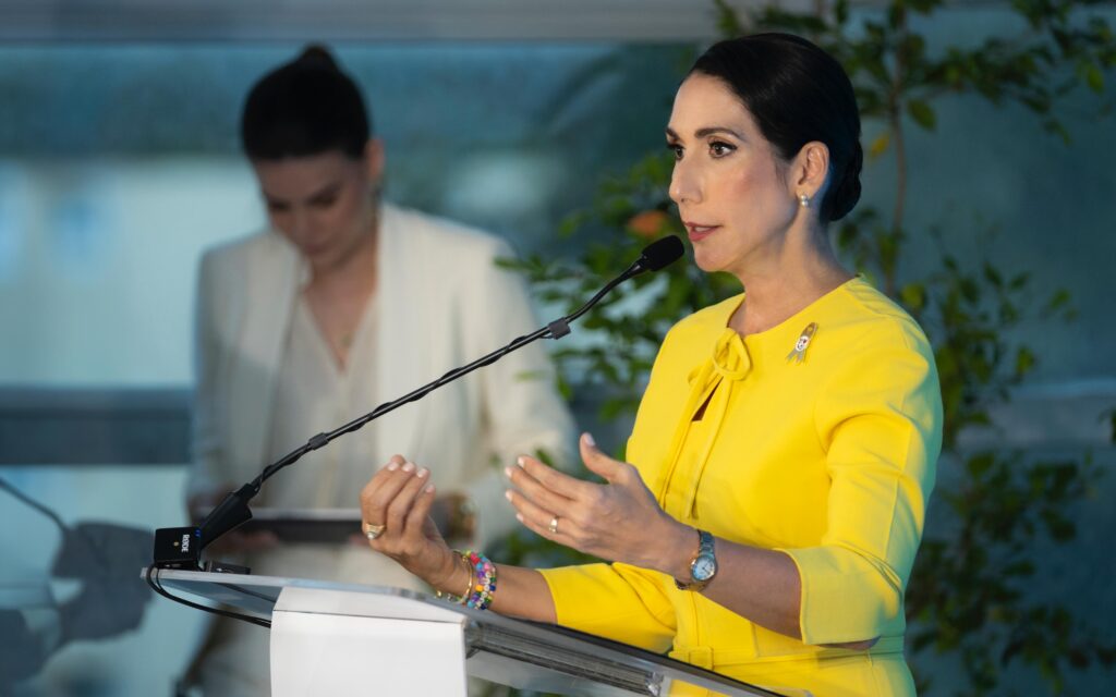 Primera dama Raquel Arbaje durante la presentación del nuevo Oncopediátrico Uniendo Voluntades