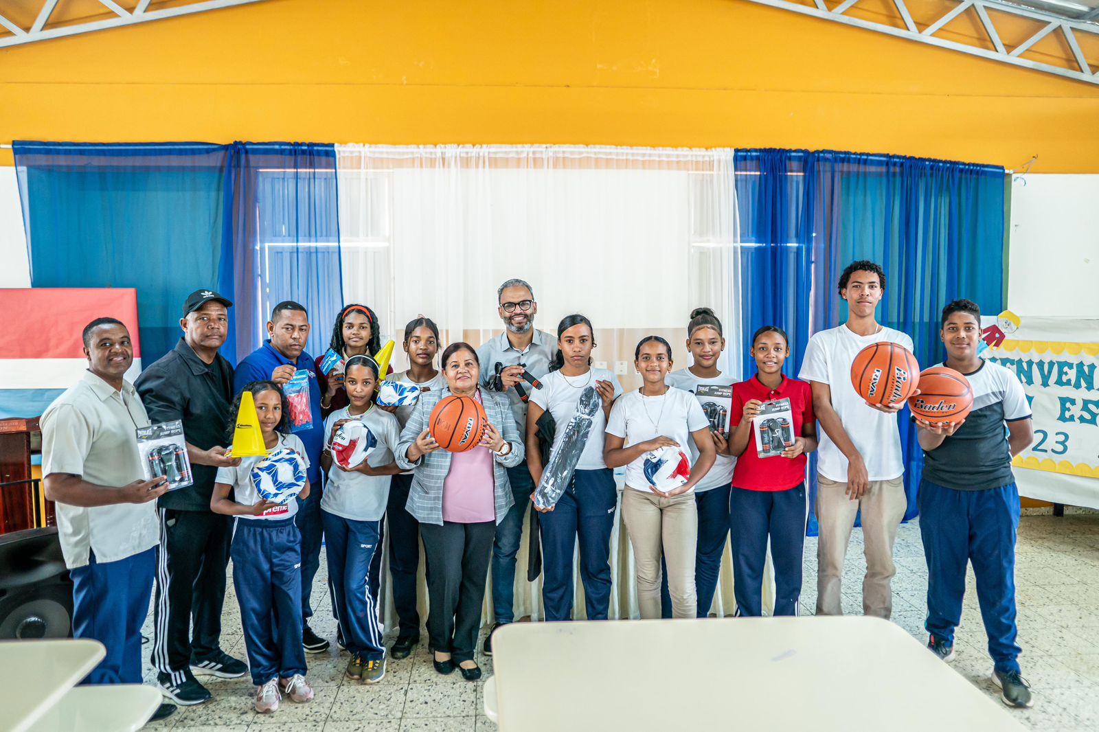 INEFI imparte charla y entrega utilería en Liceo Salomé Ureña