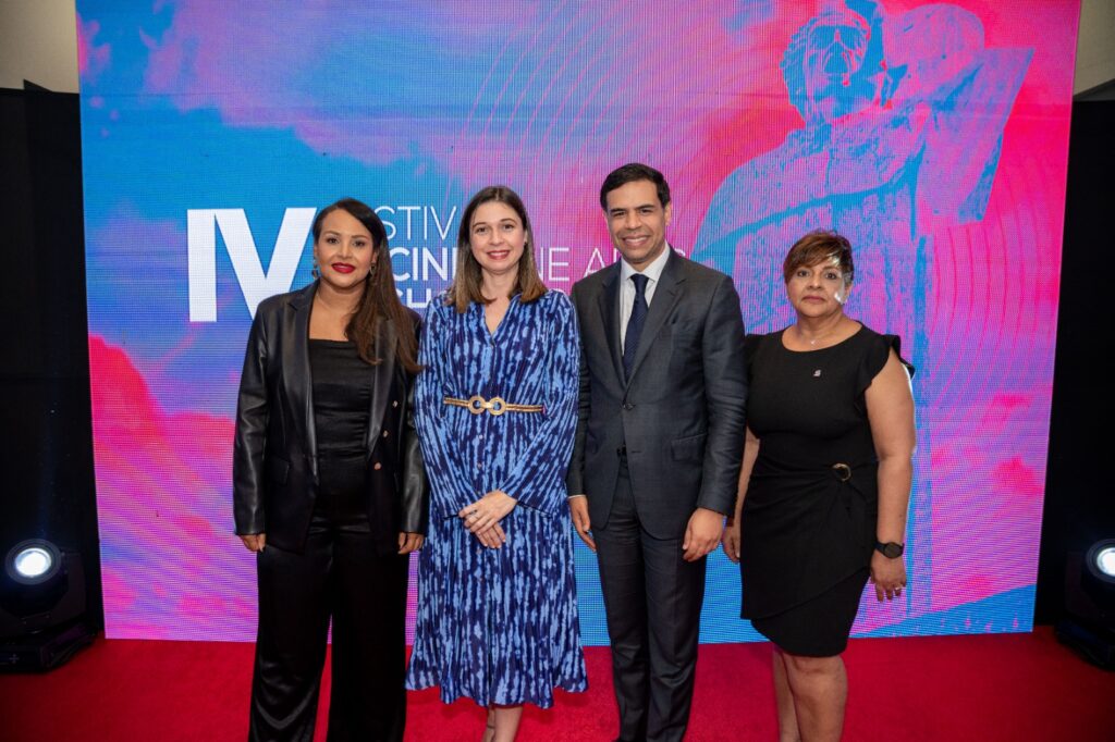 Zumaya Cordero de Caribbean Cinemas, Mariana Vargas de DGCINE, Roberto A. Salcedo director de la película de apertura, Soraida Soto de Altice (1)