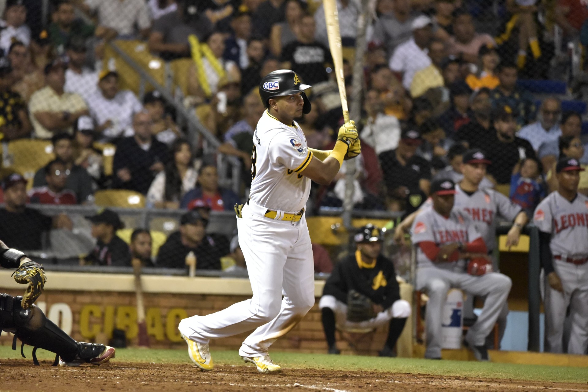 Águilas vencen al Escogido y empatan en tercera posición