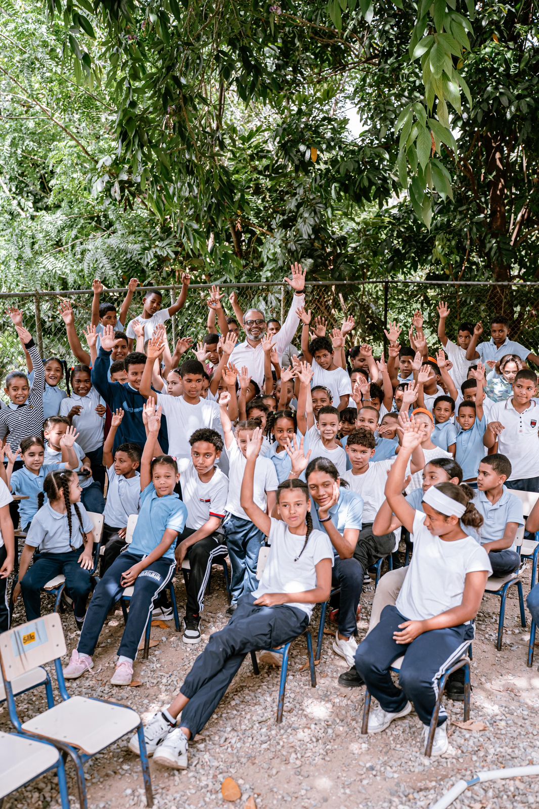 INEFI impacta a estudiantes del centro Ángel Marte Rosa con entrega de recursos didácticos