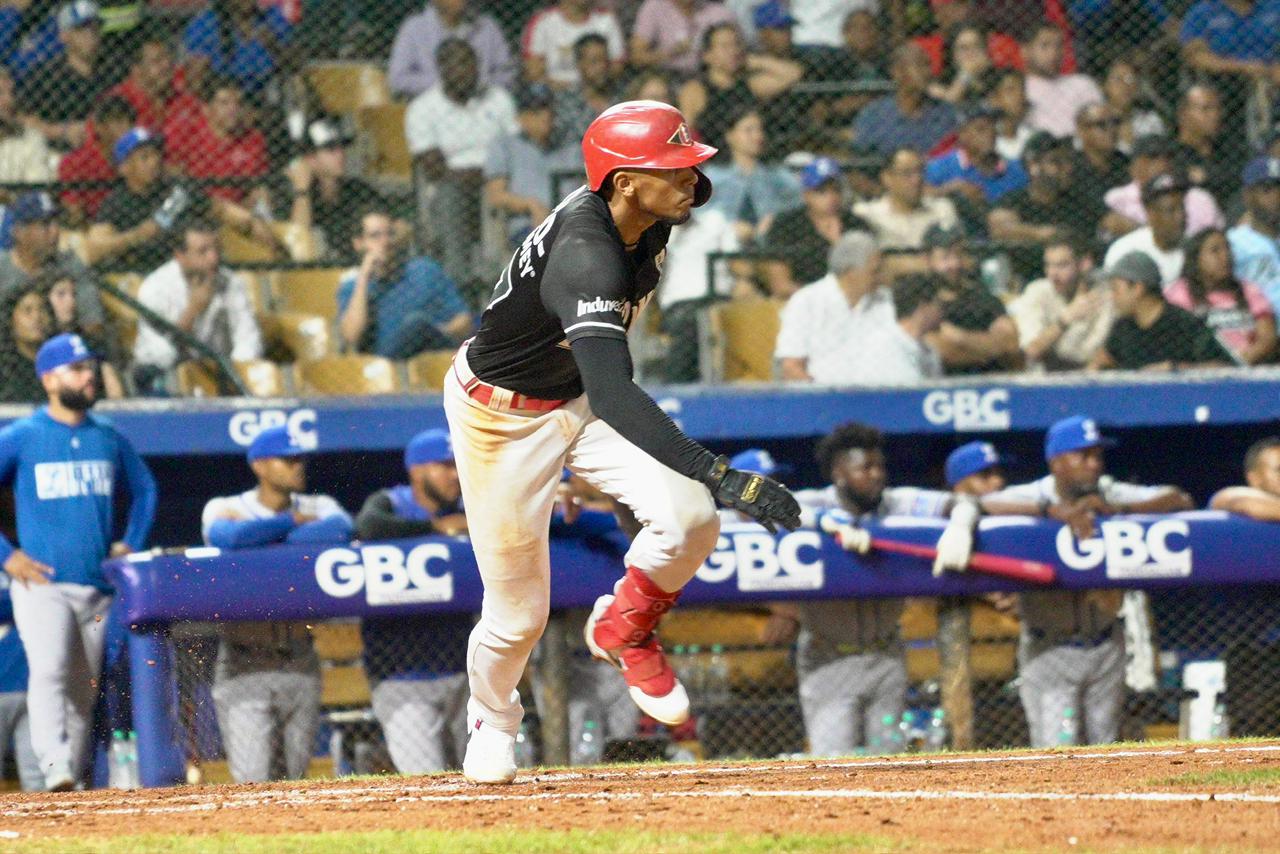 Escogido deja en el terreno al Licey con hit decisivo de Erik González
