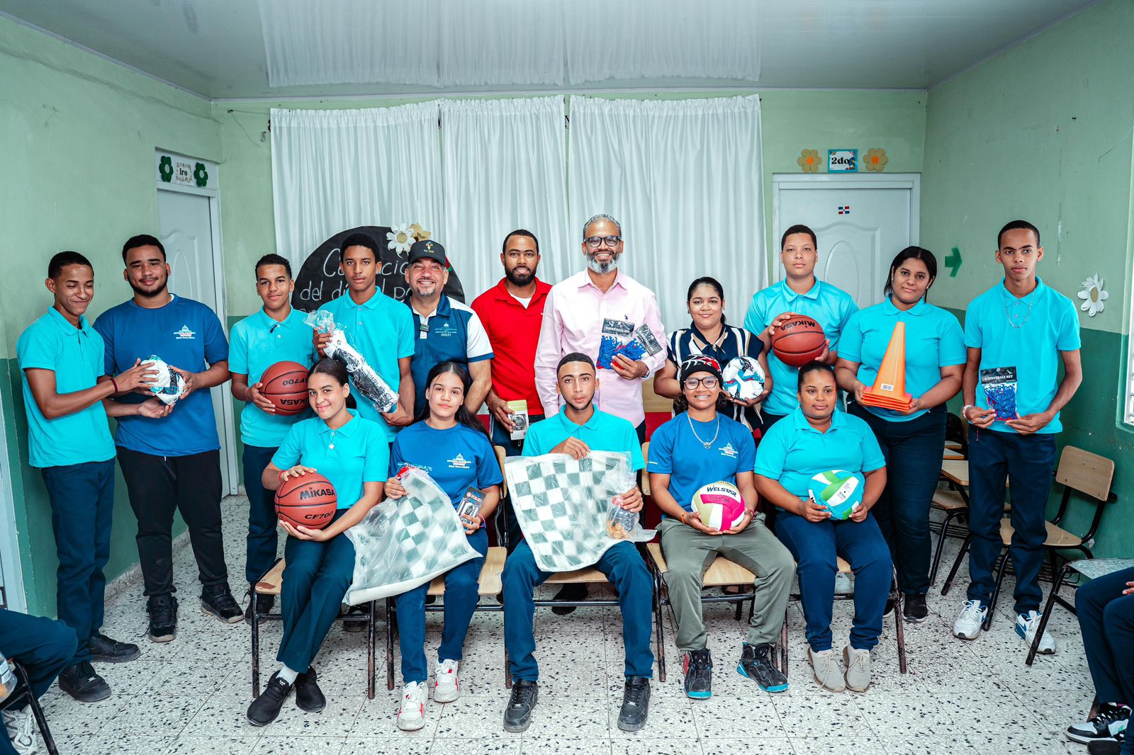 INEFI beneficia al Liceo María Teresa Mirabal con materiales deportivos