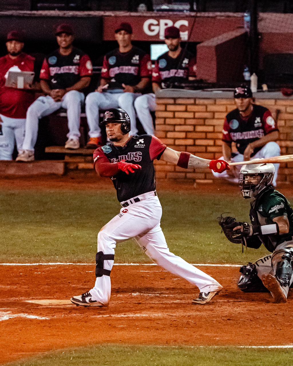 Gigantes fabrican rally decisivo y se imponen ante Estrellas