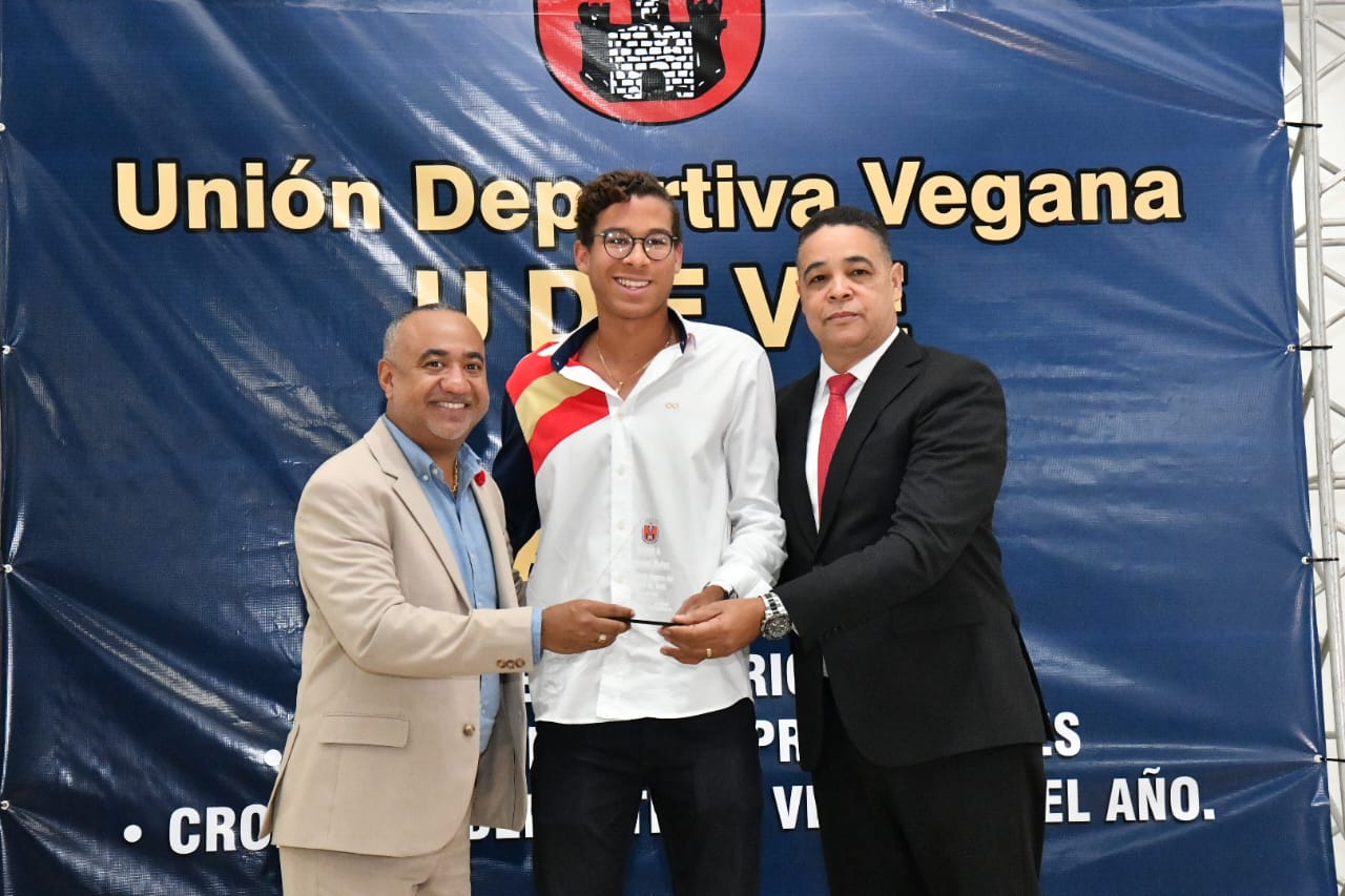 Enmanuel Muñoz Veras brilla en la premiación Atleta del Año de UDEVE