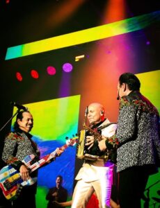El Prodigio brilla en concierto Tigres del Norte en SD 