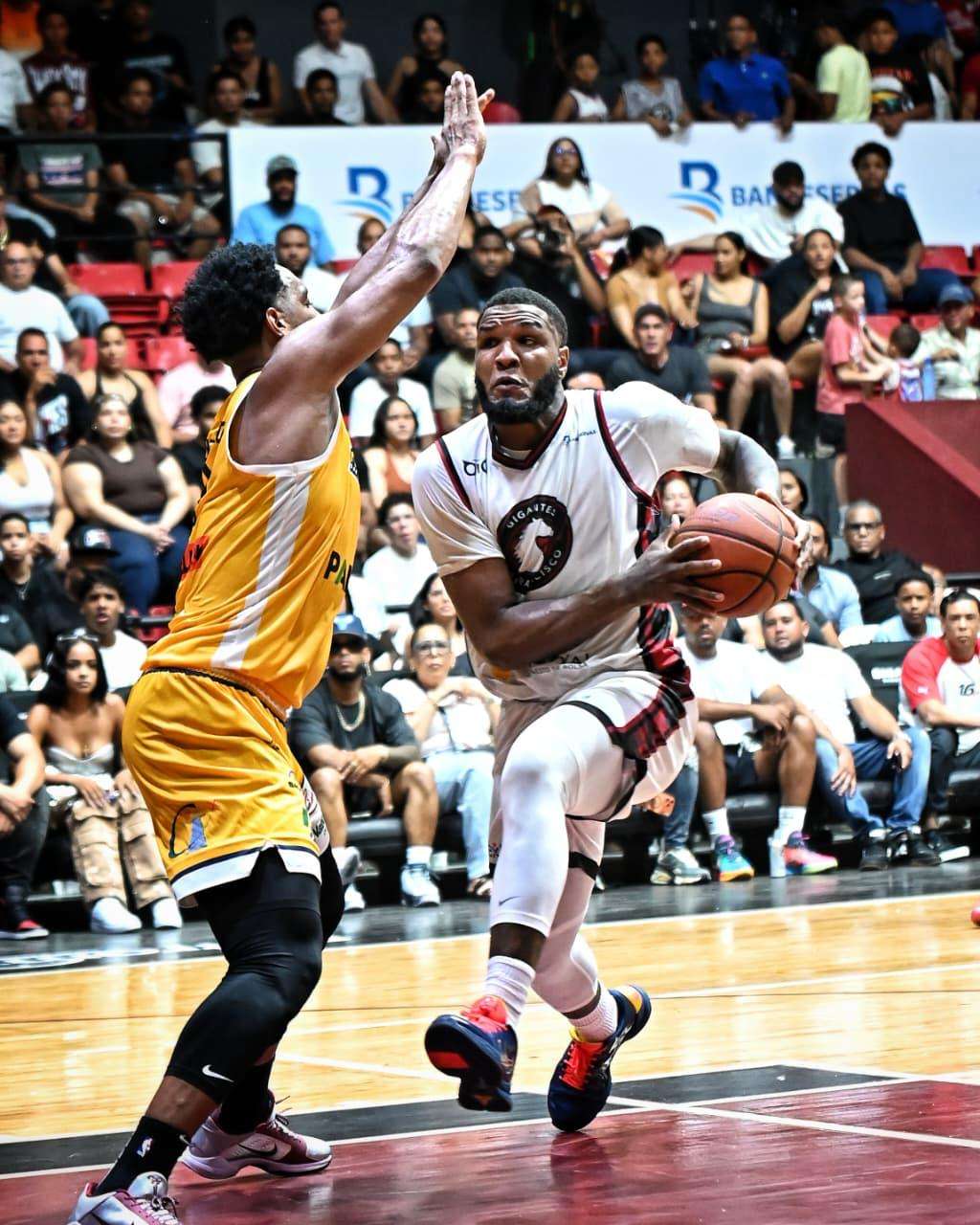 Gigantes superan a Metros y acarician el campeonato