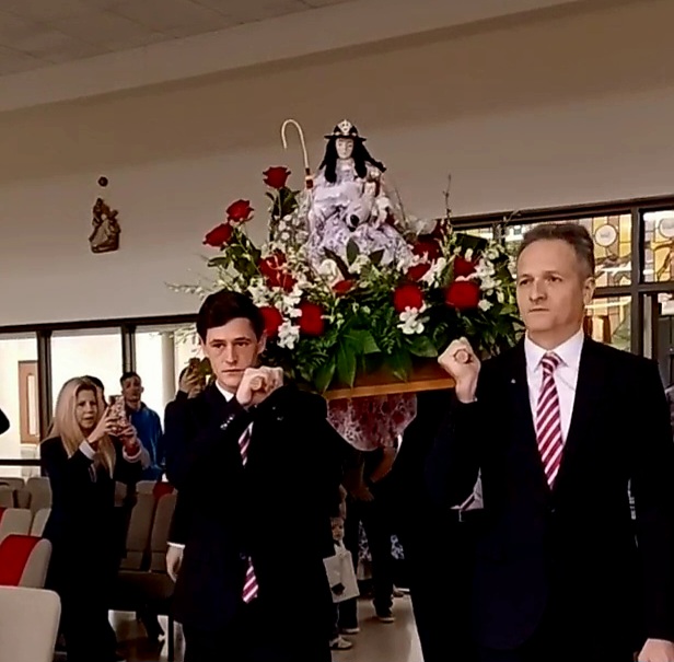 Con devoción cientos de feligreses acudieron a venerar Divina Pastora, en Fulshear, Texas.