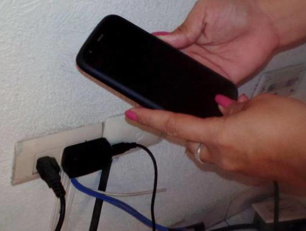 Muere electrocutado por usar el celular mientras se cargaba | Venezuela ...