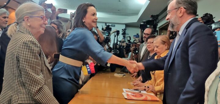 María Corina Machado oficializó su inscripción como candidata presidencial