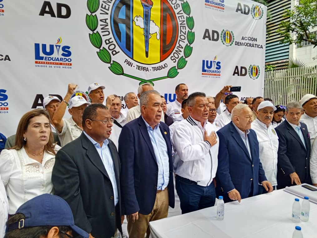 Bernabé Gutiérrez renuncia y proclama a Luis Eduardo Martínez candidato presidencial de AD