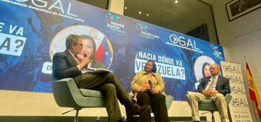 Bieito Rubido, director del periódico digital español Debate, Dinorah Figuera y Carlos Blanco (Cortesía)