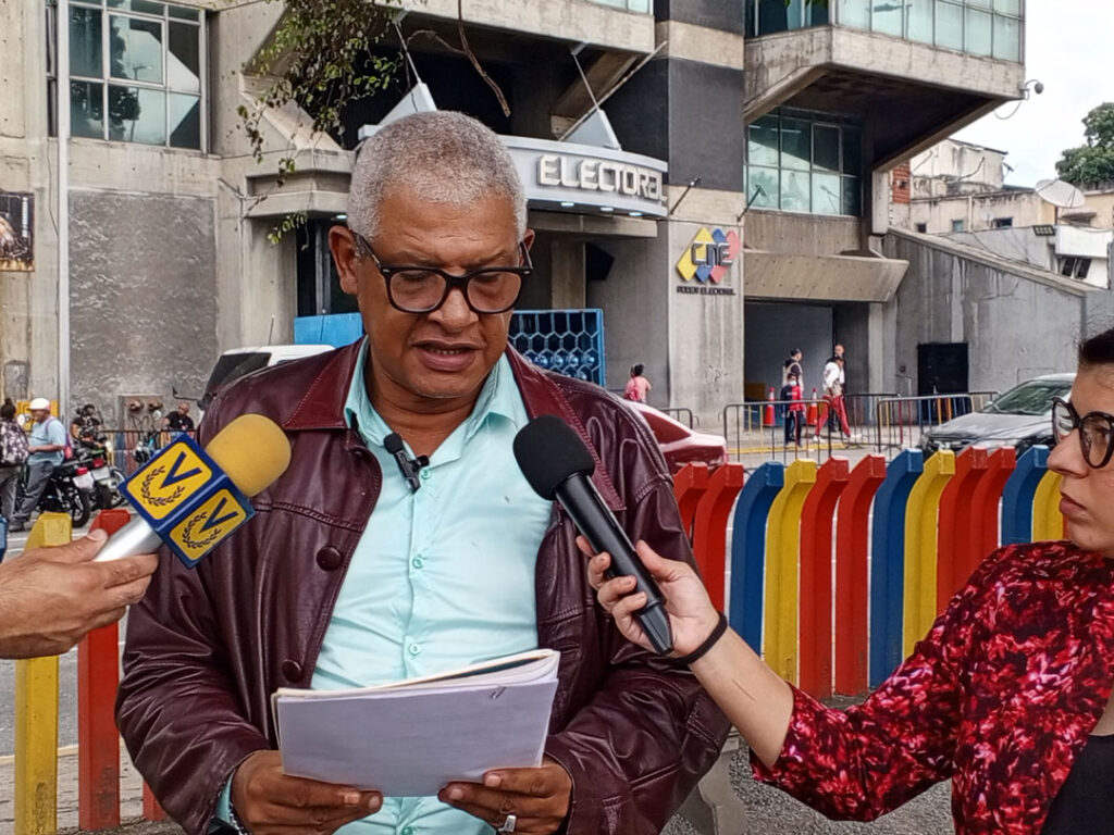 El abogado José Morón, activista de los derechos humanos, en declaraciones frente a la sede del CNE, en Plaza Venezuela. (Cortesía)