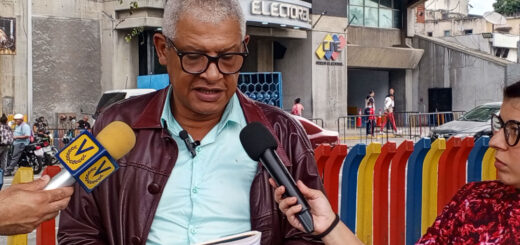 El abogado José Morón, activista de los derechos humanos, en declaraciones frente a la sede del CNE, en Plaza Venezuela. (Cortesía)
