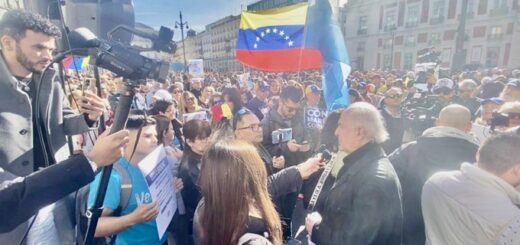Antonio Ledezma declara a los periodistas durante la concentración de venezolanos en Madrid (Cortesía)