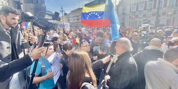 Antonio Ledezma declara a los periodistas durante la concentración de venezolanos en Madrid (Cortesía)