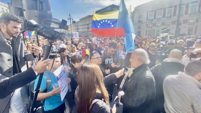 Antonio Ledezma declara a los periodistas durante la concentración de venezolanos en Madrid (Cortesía)