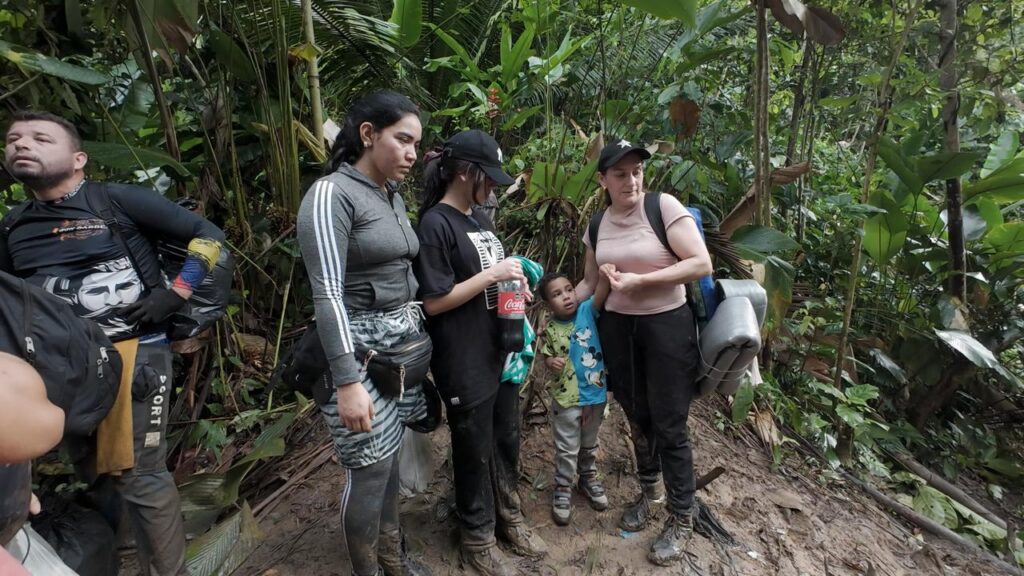 Migrantes por la selva del Darién