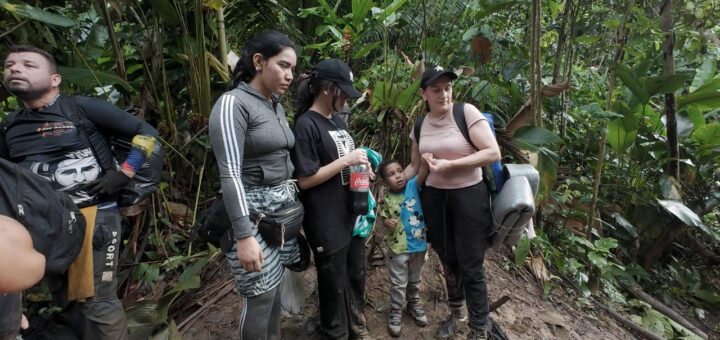 Migrantes por la selva del Darién