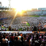 La ciudad de Barquisimeto se vistió de gala para conmemorar el 50° aniversario del Sistema Nacional de Orquestas y Coros Juveniles e Infantiles de Venezuela, núcleo Lara. El Estadio Antonio Herrera Gutiérrez fue el escenario de un encuentro histórico que congregó a 6.000 músicos en escena.