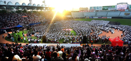 La ciudad de Barquisimeto se vistió de gala para conmemorar el 50° aniversario del Sistema Nacional de Orquestas y Coros Juveniles e Infantiles de Venezuela, núcleo Lara. El Estadio Antonio Herrera Gutiérrez fue el escenario de un encuentro histórico que congregó a 6.000 músicos en escena.